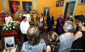 Daniel y Rosario rinden homenaje al Padre Miguel D'Escoto