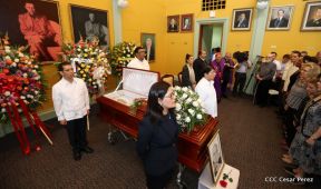 Daniel y Rosario rinden homenaje al Padre Miguel D'Escoto