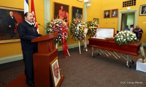 Daniel y Rosario rinden homenaje al Padre Miguel D'Escoto