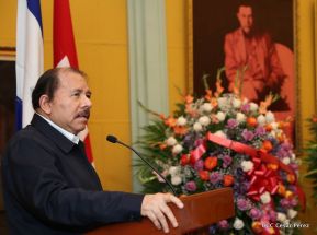 Daniel y Rosario rinden homenaje al Padre Miguel D'Escoto