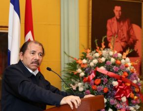 Daniel y Rosario rinden homenaje al Padre Miguel D'Escoto