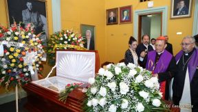 Daniel y Rosario rinden homenaje al Padre Miguel D'Escoto