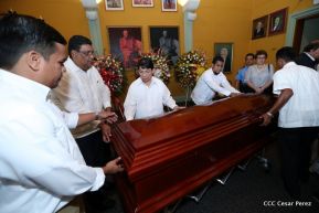 Daniel y Rosario rinden homenaje al Padre Miguel D'Escoto