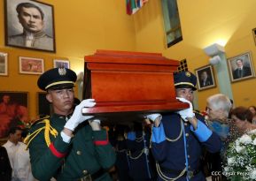 Daniel y Rosario rinden homenaje al Padre Miguel D'Escoto