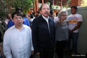 Daniel y Rosario rinden homenaje al Padre Miguel D'Escoto