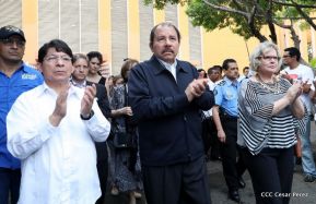 Daniel y Rosario rinden homenaje al Padre Miguel D'Escoto