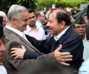 Daniel y Rosario rinden homenaje al Padre Miguel D'Escoto