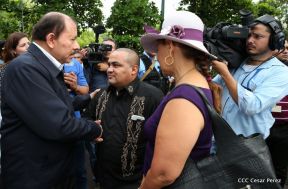 Daniel y Rosario rinden homenaje al Padre Miguel D'Escoto