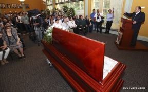 Daniel y Rosario rinden homenaje al Padre Miguel D'Escoto