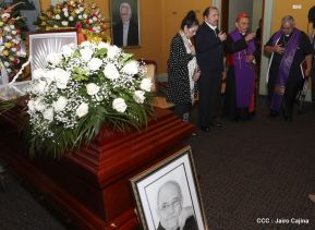 Daniel y Rosario rinden homenaje al Padre Miguel D'Escoto