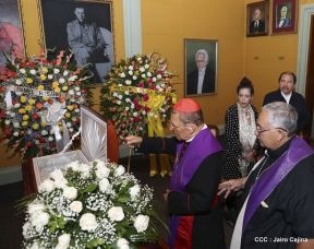 Daniel y Rosario rinden homenaje al Padre Miguel D'Escoto