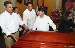 Daniel y Rosario rinden homenaje al Padre Miguel D'Escoto