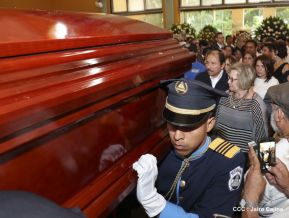 Daniel y Rosario rinden homenaje al Padre Miguel D'Escoto