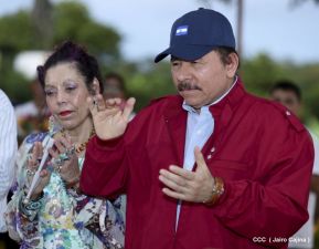 Daniel y Rosario en acto central del natalicio del Comandante Carlos Fonseca Amador
