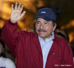 Daniel y Rosario en acto central del natalicio del Comandante Carlos Fonseca Amador