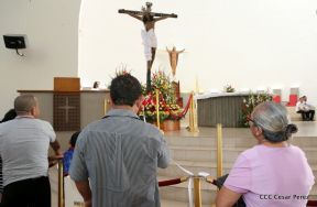 Fieles católicos le cantan a la Sangre de Cristo