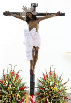 Fieles católicos le cantan a la Sangre de Cristo