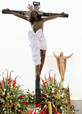 Fieles católicos le cantan a la Sangre de Cristo