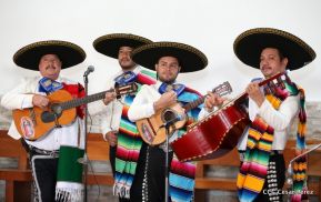 Fieles católicos le cantan a la Sangre de Cristo