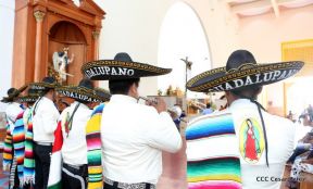 Fieles católicos le cantan a la Sangre de Cristo