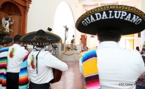 Fieles católicos le cantan a la Sangre de Cristo