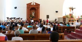 Fieles católicos le cantan a la Sangre de Cristo