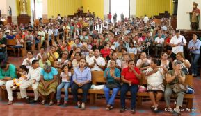 Fieles católicos le cantan a la Sangre de Cristo