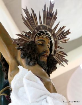 Fieles católicos le cantan a la Sangre de Cristo