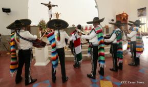 Fieles católicos le cantan a la Sangre de Cristo