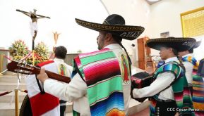 Fieles católicos le cantan a la Sangre de Cristo