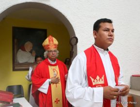 Fieles católicos le cantan a la Sangre de Cristo