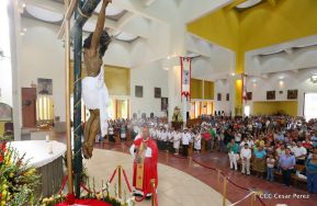 Fieles católicos le cantan a la Sangre de Cristo