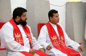Fieles católicos le cantan a la Sangre de Cristo