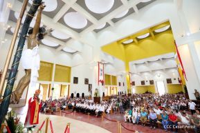 Fieles católicos le cantan a la Sangre de Cristo