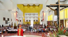 Fieles católicos le cantan a la Sangre de Cristo