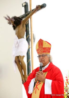 Fieles católicos le cantan a la Sangre de Cristo