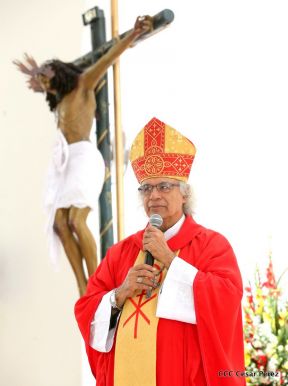 Fieles católicos le cantan a la Sangre de Cristo