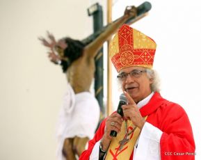 Fieles católicos le cantan a la Sangre de Cristo