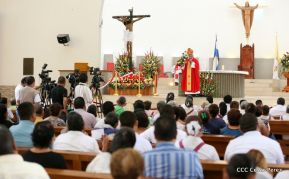 Fieles católicos le cantan a la Sangre de Cristo