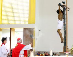Fieles católicos le cantan a la Sangre de Cristo