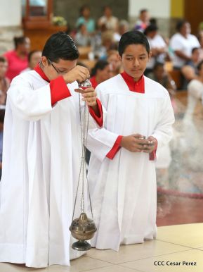 Fieles católicos le cantan a la Sangre de Cristo