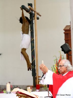 Fieles católicos le cantan a la Sangre de Cristo