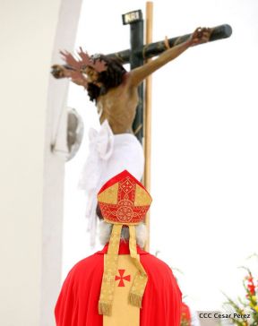 Fieles católicos le cantan a la Sangre de Cristo