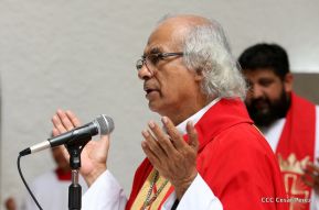 Fieles católicos le cantan a la Sangre de Cristo