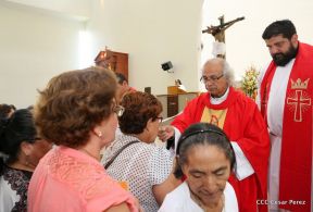 Fieles católicos le cantan a la Sangre de Cristo