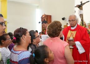 Fieles católicos le cantan a la Sangre de Cristo