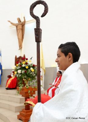 Fieles católicos le cantan a la Sangre de Cristo
