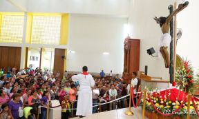 Fieles católicos le cantan a la Sangre de Cristo