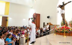 Fieles católicos le cantan a la Sangre de Cristo
