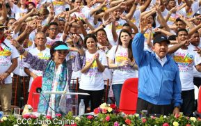 Rosario y Daniel celebran junto al pueblo 38 años de Revolución